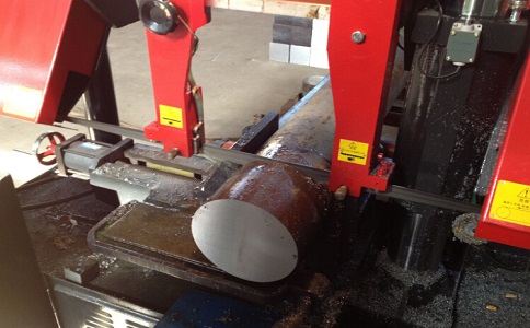 九寨沟卧式带锯床加工时出现明显振荡如何排查？